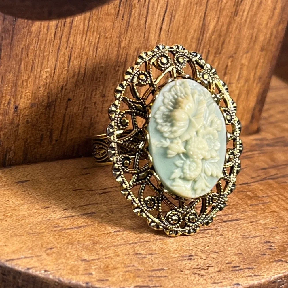 Vtg Gold Tone Sage Green Floral Cameo Filigree Adjustable Statement Ring Size 6
